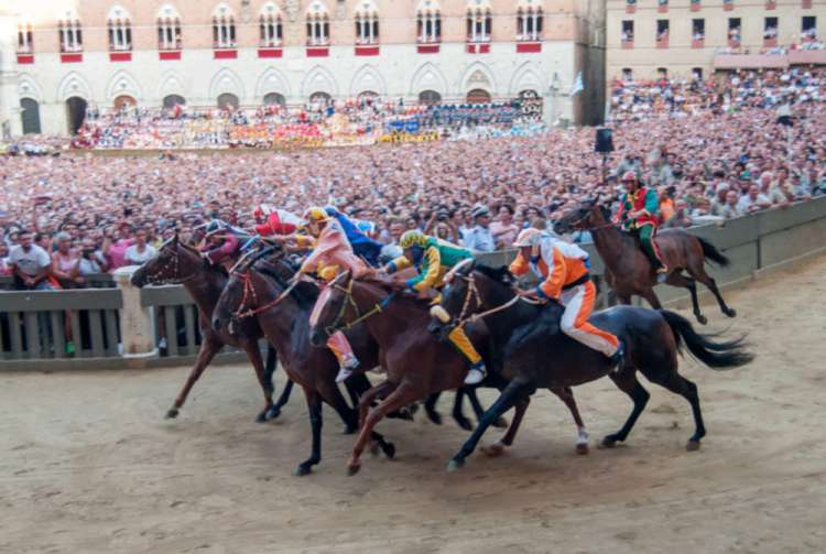 La corsa del Palio di Siena 