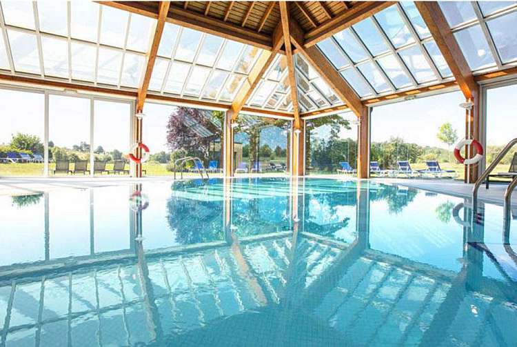 Piscina dell'Hotel Mercure Luxembourg Kikuoka Golf & Spa