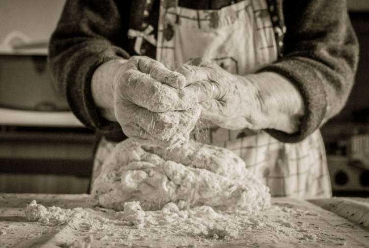 Nonna con le mani in pasta