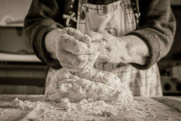 Nonna con le mani in pasta