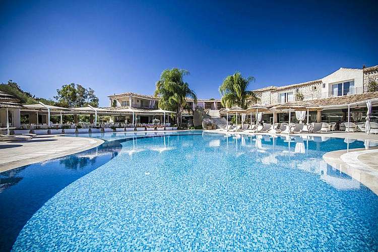 Hotel Villas Resort: porta la tua famiglia a Costa Rei per l’estate 2019, la pensione completa è in regalo!