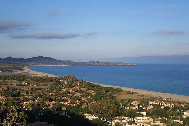 Sogni un mare da cartolina e non ne puoi più della vita in appartamento? Prenota le Ville Alba di Costa Rei