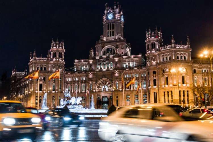 Plaza de Cibeles di notte