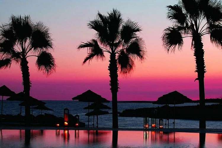 piscina al tramonto