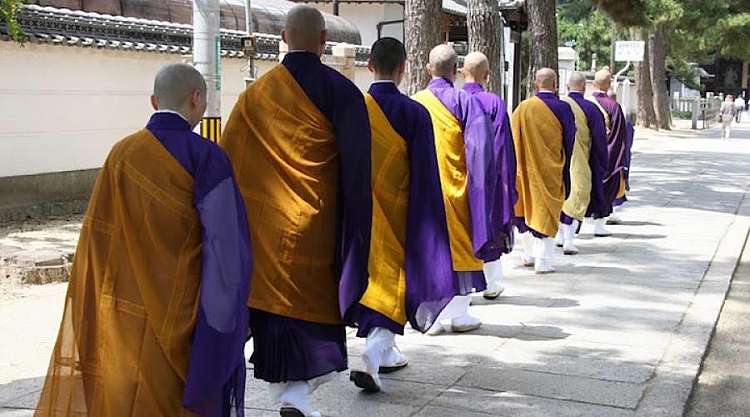 Monaci in un tempio Shintoista