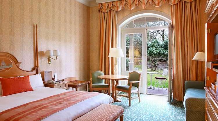 Francia: Parigi, Disneyland Hotel, pochi passi dall'ingresso del Parco