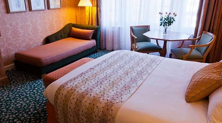 Francia: Parigi, Disneyland Hotel, pochi passi dall'ingresso del Parco