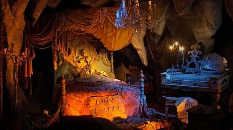 Francia: Parigi, Disneyland Hotel, pochi passi dall'ingresso del Parco