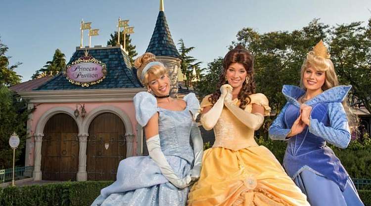 Francia: Parigi, Disneyland Hotel, pochi passi dall'ingresso del Parco