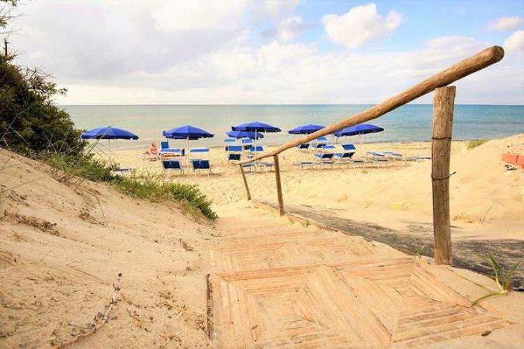 Ingresso alla spiaggia privata del Plata Beach Hotel