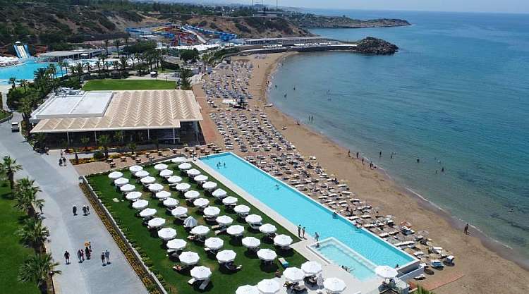 direttamente su una lunga spiaggia sabbiosa