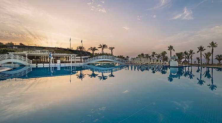 piscina al tramonto