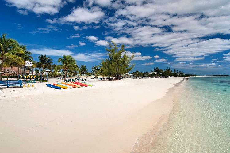 Grattacieli e spiagge bianche tra New York e Grand Bahama