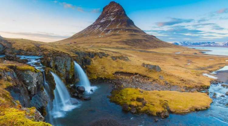 Cascata sotto la montagna Kirkjufell, Snaefells