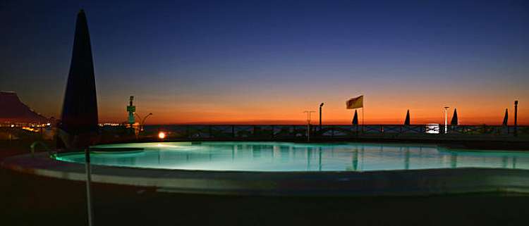 PISCINA AL TRAMONTO