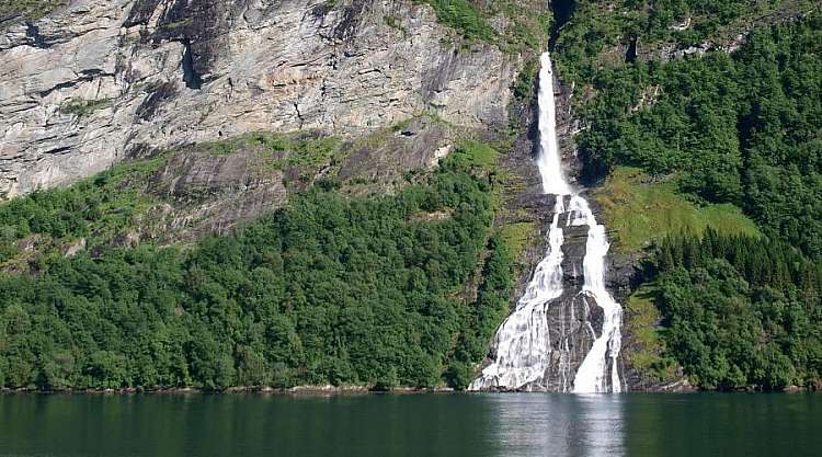 Cascata nel Geirangerfjord