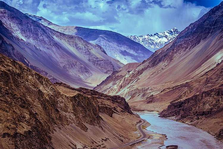 Esperienza sull'Himalaya: 13 giorni di yoga e trekking da 2.560 euro