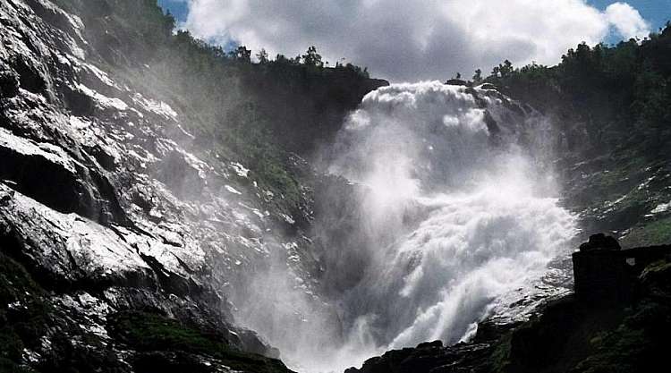 Cascata sul fiordo