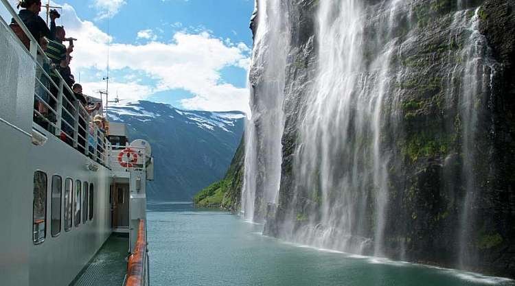Cascata sul fiordo