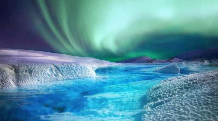 Aurora boreale tra i ghiacci