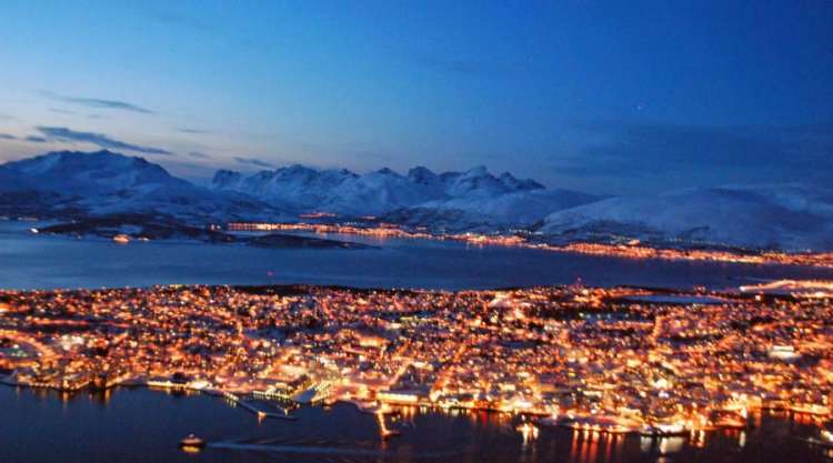 Tromso nella luce serale (Knut Hansvold_www.nordnorge.com)