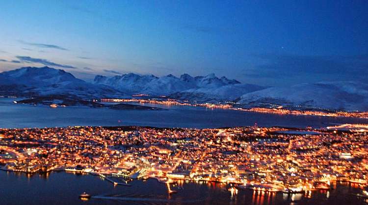 Tromso nella luce serale (Knut Hansvold_www.nordnorge.com)