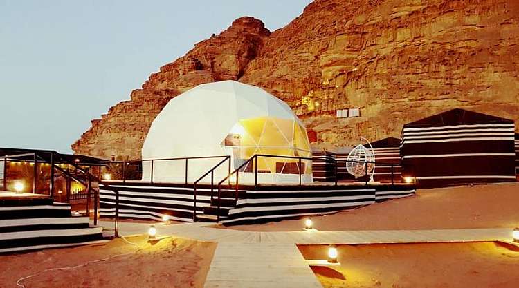 Igloo e tende nel deserto
