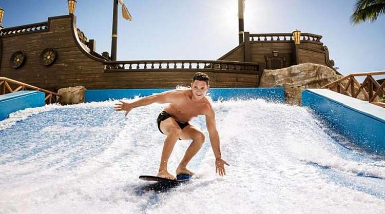Piscine con intrattenimenti