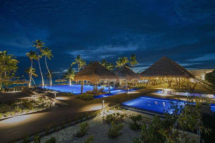 Estate di lusso alle Maldive presso l'Emerald Maldives Resort e Spa