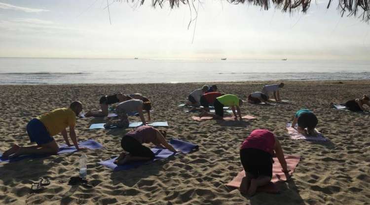 Yoga in spiaggia