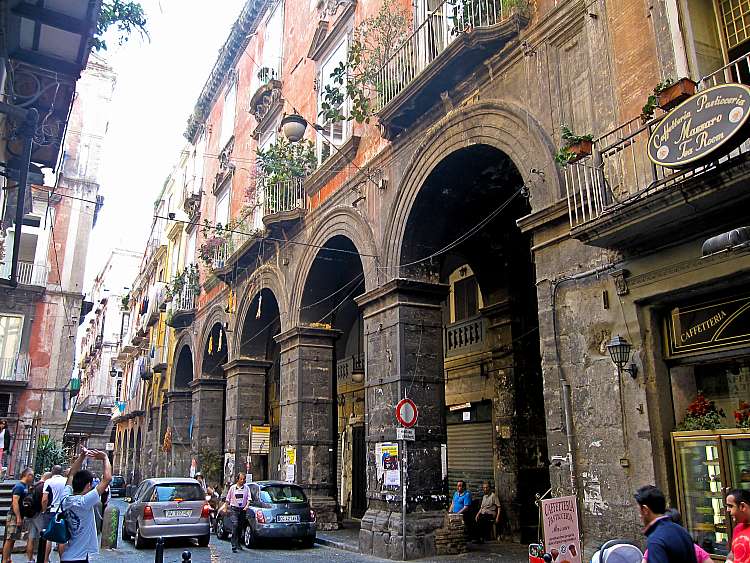 Tour completo di Napoli tra il centro storico e le strade alla moda