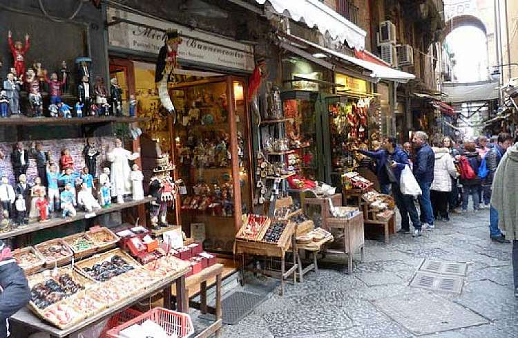 Tour completo di Napoli tra il centro storico e le strade alla moda