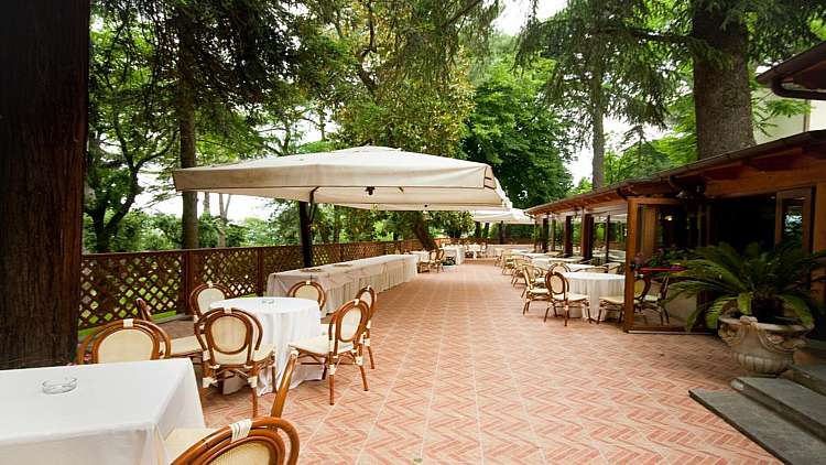 CASTEL GANDOLFO, IL BORGO DELLE CANTINE NELLA ROCCIA VULCANICA