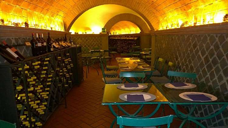CASTEL GANDOLFO, IL BORGO DELLE CANTINE NELLA ROCCIA VULCANICA