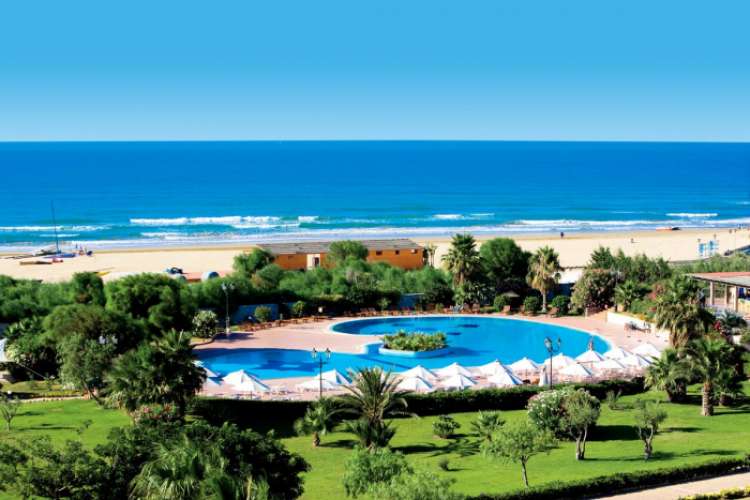 Vista piscina e mare