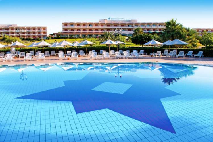 Vista piscina e struttura