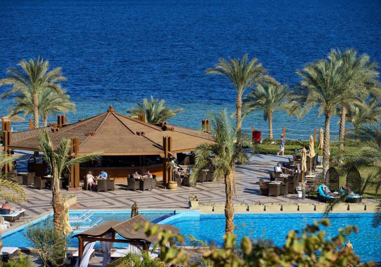 Vista piscina e mare