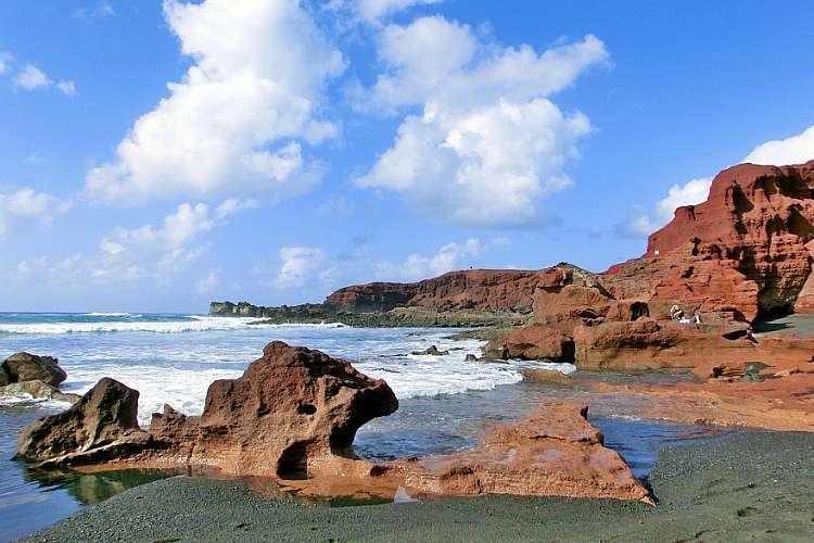 Itinerario a Lanzarote fra paesaggi lunari, cactus e acque smeraldo