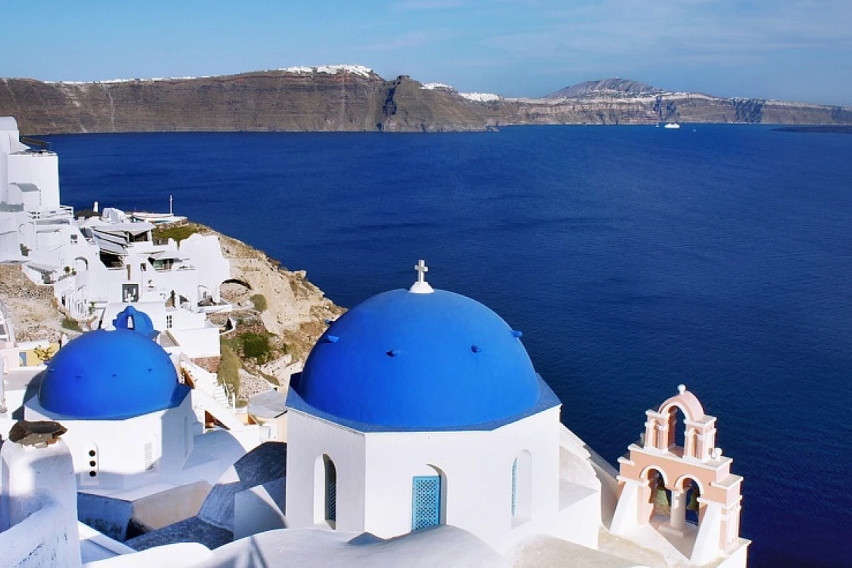 In spiaggia a Santorini vicino alla bellissima Exo Gialos