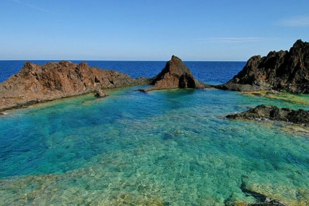 ISOLE PELAGIE: LINOSA, ISOLA DI NICCHIA COLORATA PARTICOLARE FRIZZANTE