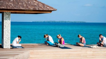 Yoga e massaggi ayurvedici su una spiaggia da sogno di un atollo 
