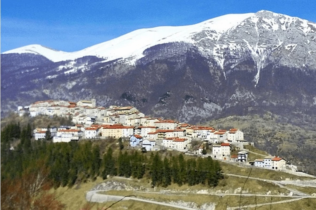 Alla scoperta di Opi! Il borgo circondato da una corona di montagne...