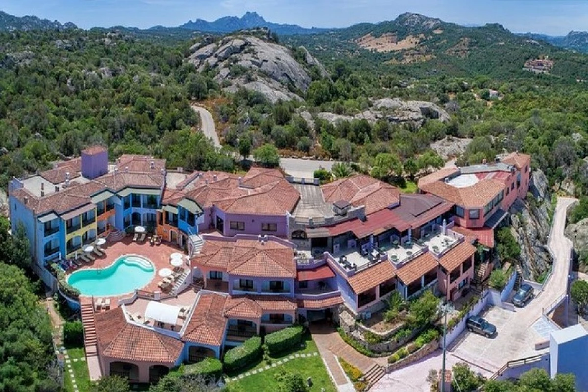 Sardegna Baja Sardinia in mezza pensione nell'hotel Li Graniti da 519€