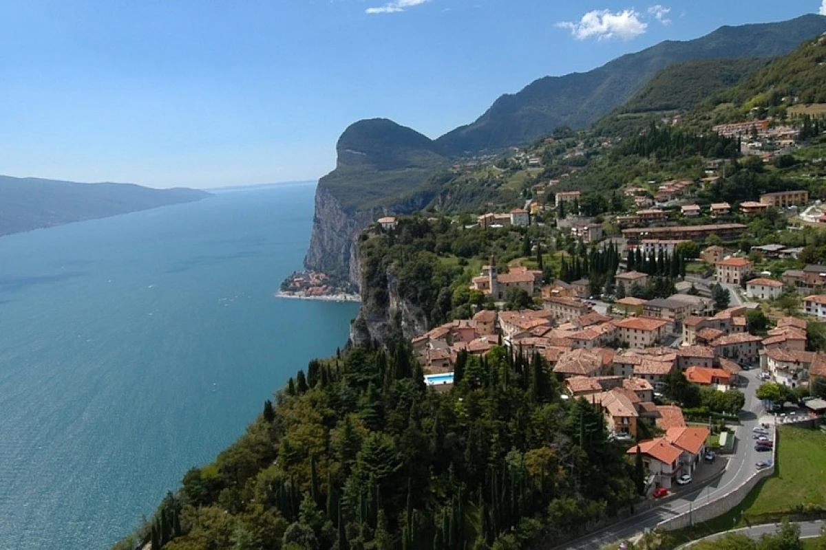 Tremosine: il borgo a strapiombo sulle rive del Lago di Garda da € 84!