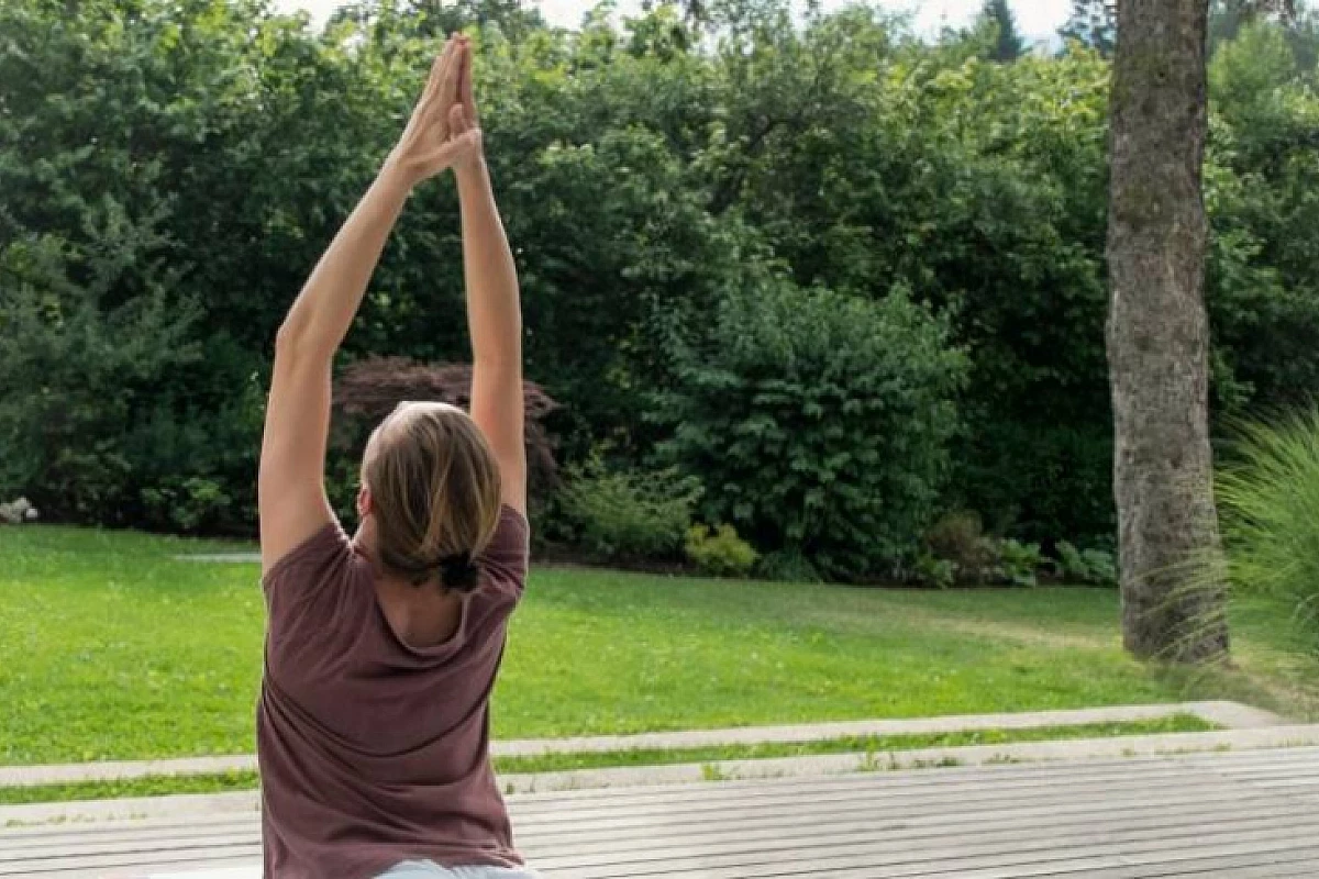 Trentino Alto Adige Val di Fiemme Estate Yoga nei prati delle Dolomiti