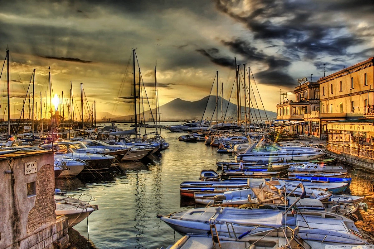 Tour completo di Napoli tra il centro storico e le strade alla moda