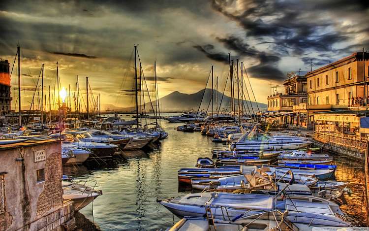 Tour completo di Napoli tra il centro storico e le strade alla moda