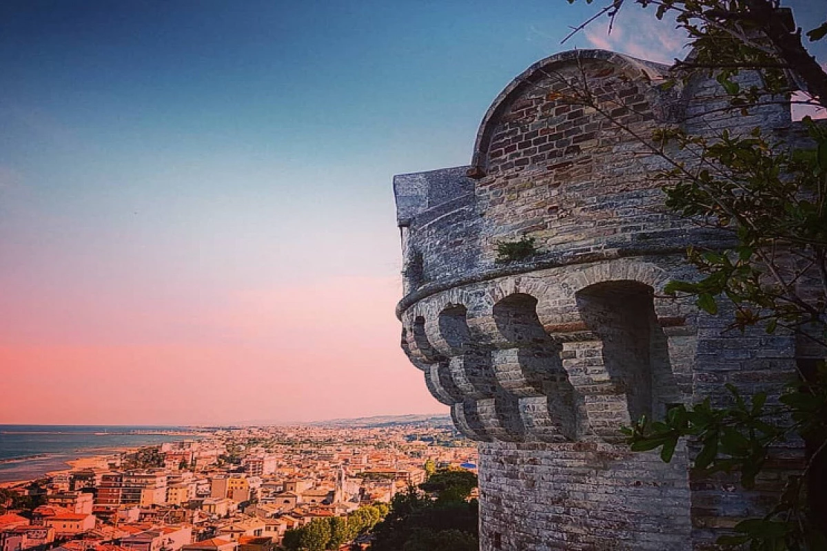 SCOPRI I BORGHI DI GROTTAMMARE E TORRE DI PALME E VISITA IL FRANTOIO