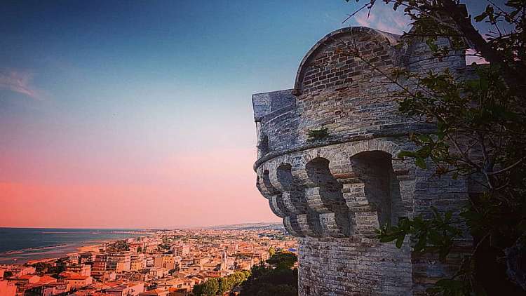 SCOPRI I BORGHI DI GROTTAMMARE E TORRE DI PALME E VISITA IL FRANTOIO