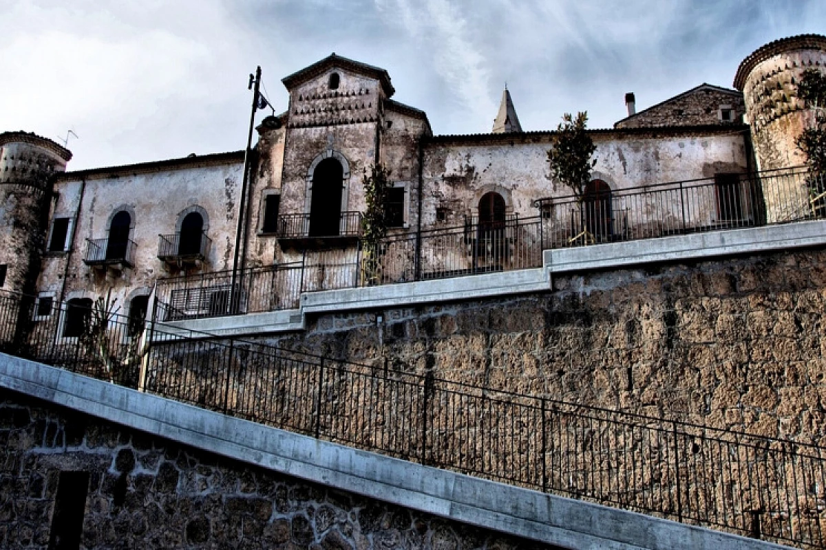 FORNELLI, IL BORGO DELLE SETTE TORRI  IMMERSO TRA GLI ULIVI